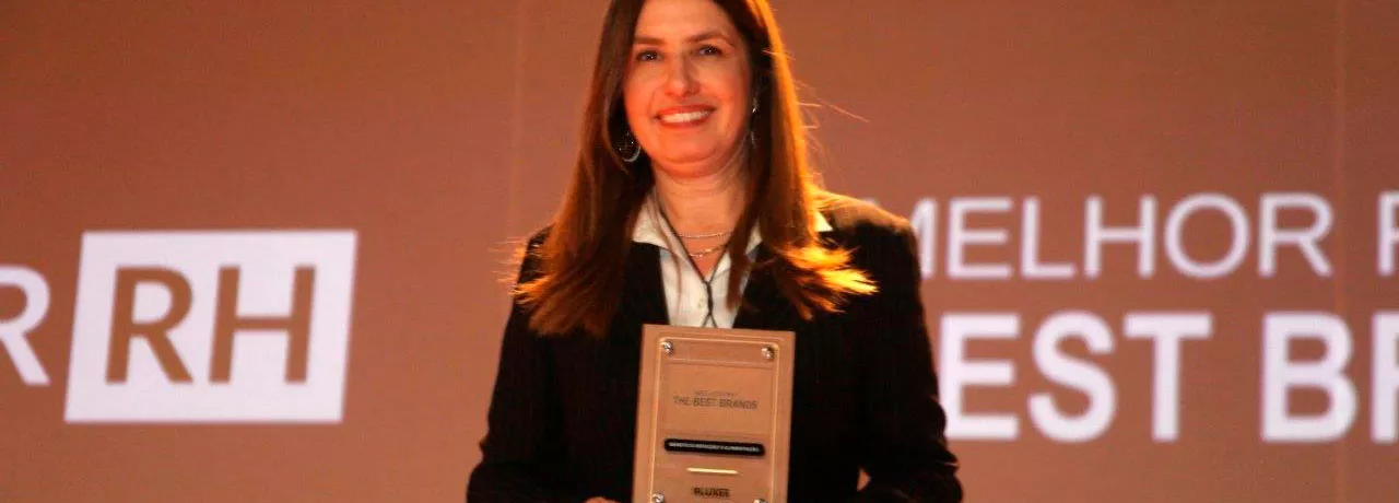 Fabiana Galetou recebeu o prêmio para Pluxee, a nova marca da Sodexo Benefícios e Incentivos