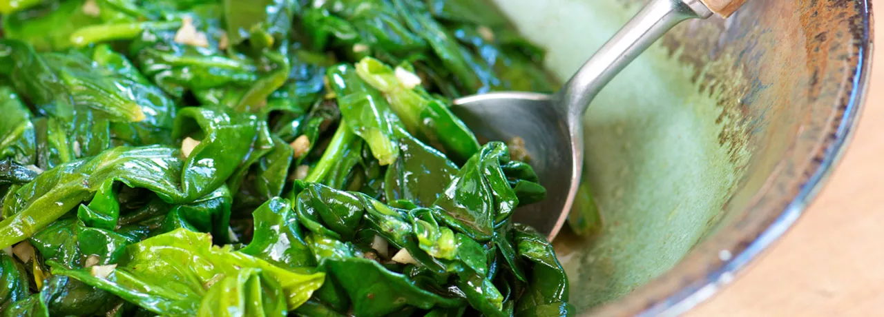 O espinafre é melhor digerido se for preparado antes na panela. Saiba mais