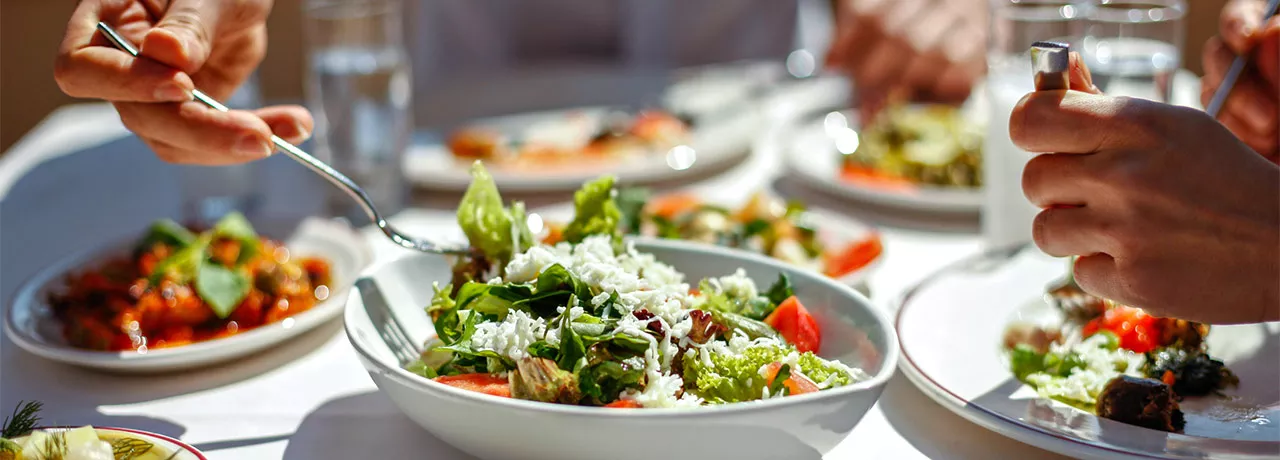 Entenda a diferença entre o vale-alimentação e o vale-refeição