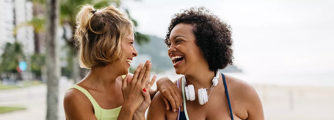 Mulheres aproveitam a tarde caminho ao ar livre depois de usar seu benefício vale-academia