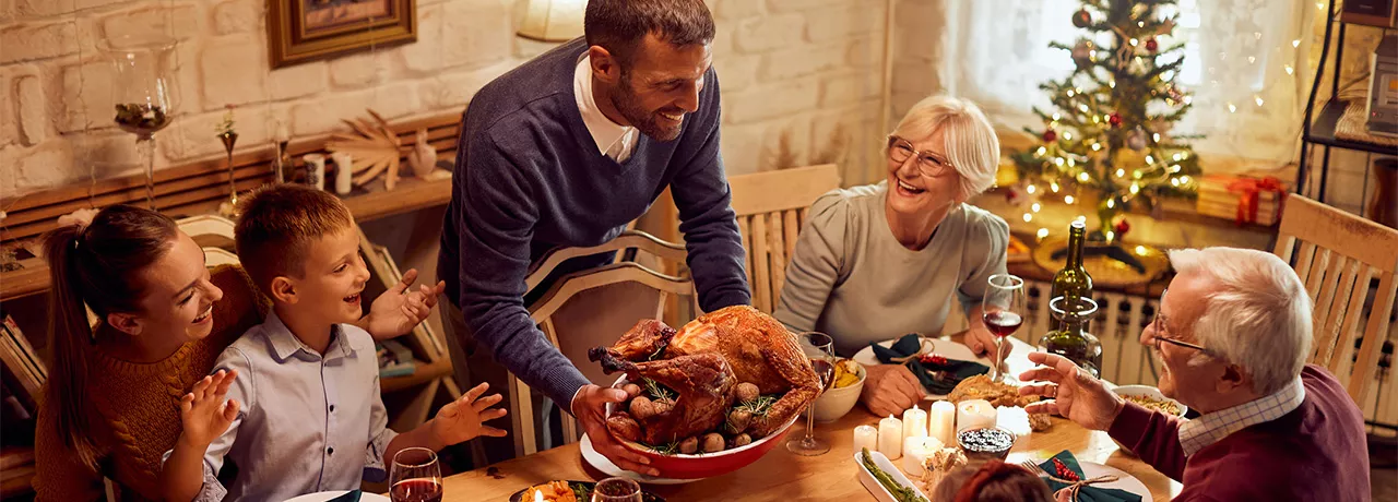 Família comemora Natal com ceia turbinada com o crédito extra no vale-alimentação