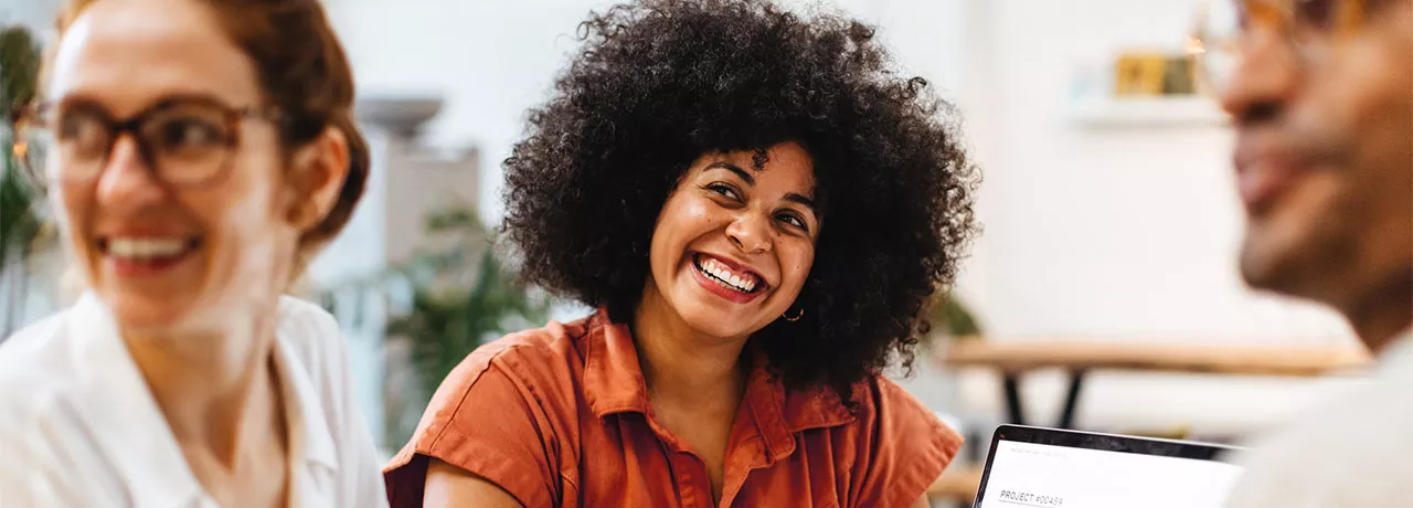 Equipe trabalha feliz porque tem um gestor que tem uma relação humanizada com seus colaboradores