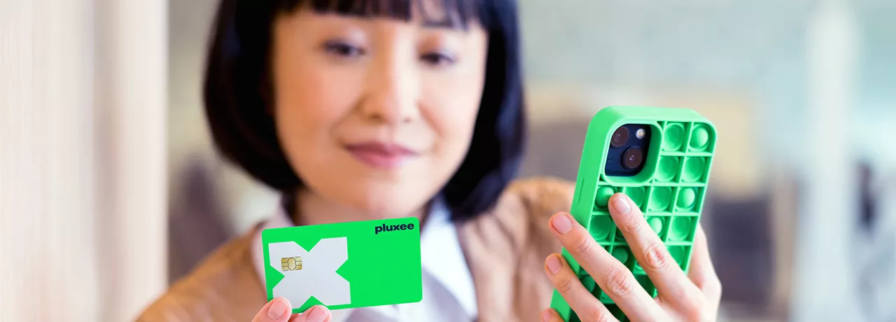 Mulher usa o cartão da Pluxee, empresa alinhada às pautas ESG - Environmental, Social, and Governance