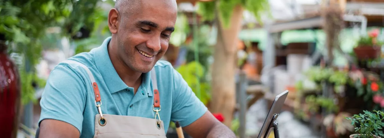 Empreendedor utiliza dicas do infográfico Pluxee para tornar sua empresa mais sustentável