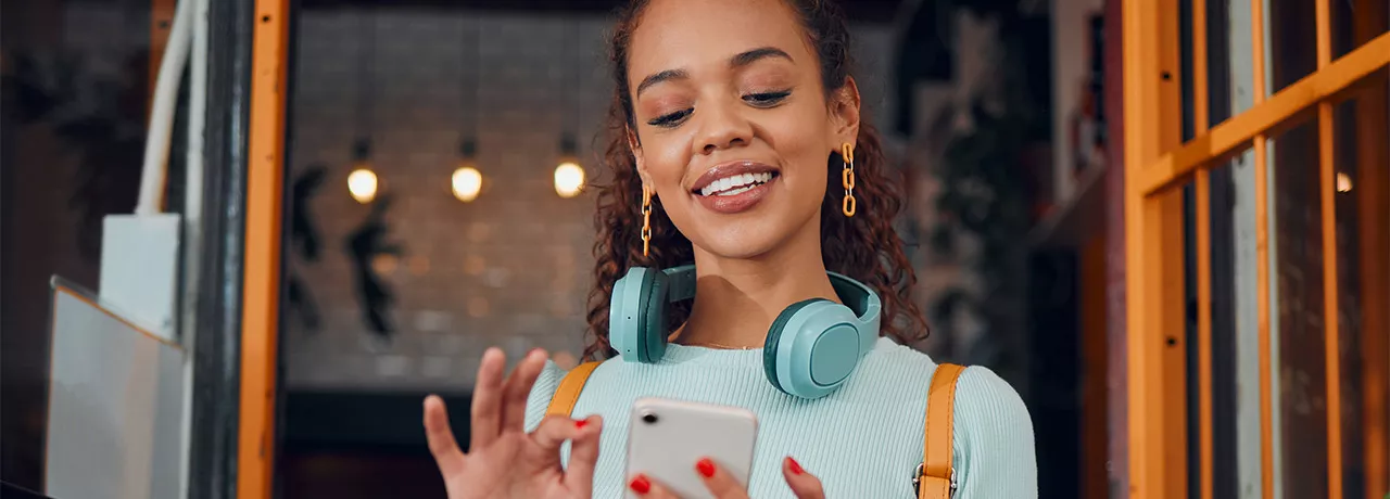 Mulher aproveita as ofertas da Black Friday com seus benefícios para funcionários