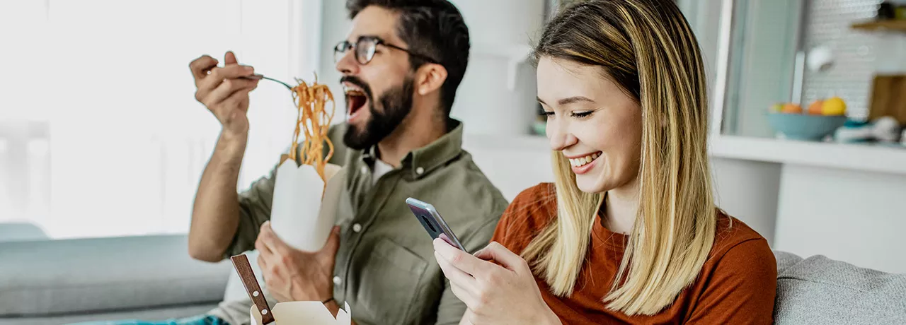 Casal pede delivery com vale-refeição durante suas férias do trabalho