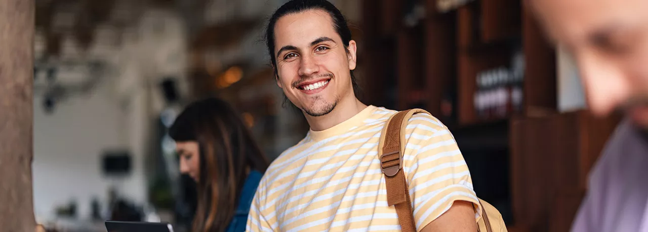 Estagiário vai até o restaurante porque pode pagar seu almoço com vale-refeição oferecido pela empresa