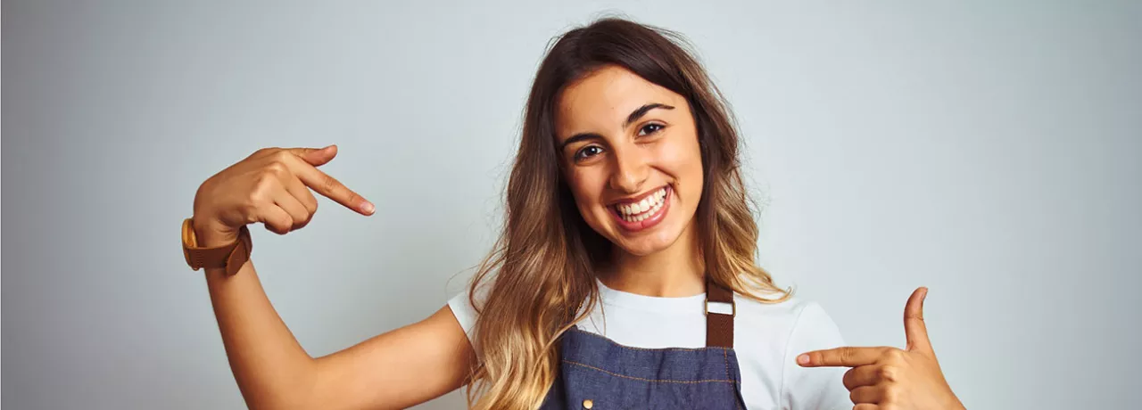 Jovem comemora seu primeiro emprego. Ela vai receber vale-alimentação mesmo sem ter conta bancária