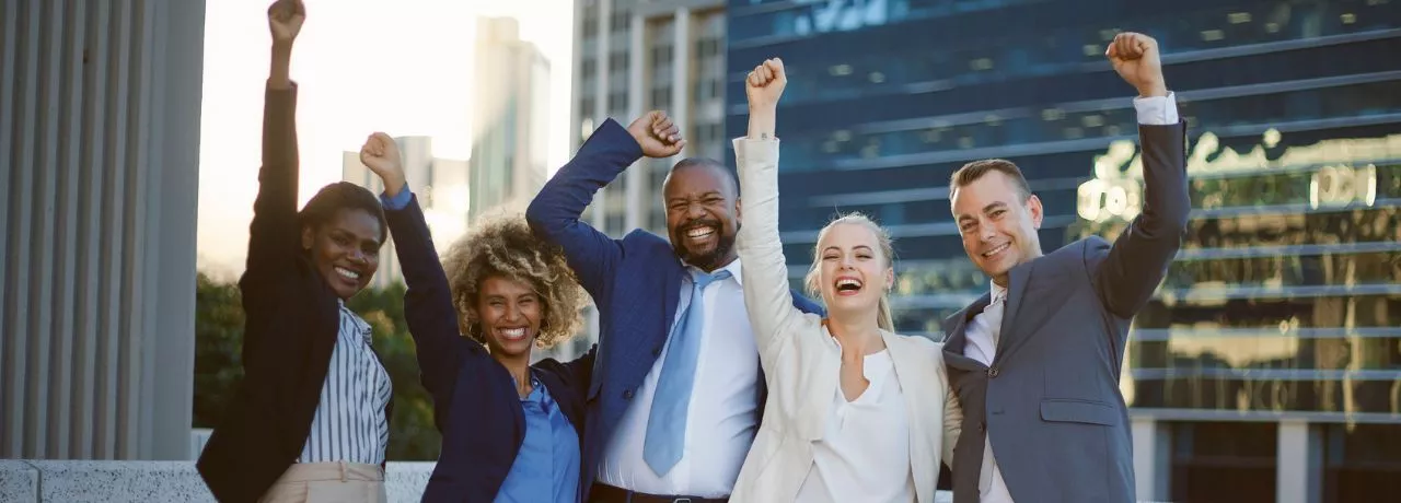Colegas de equipe comemoram as dicas para promover a inteligência emocional no ambiente de trabalho, bem-estar mental