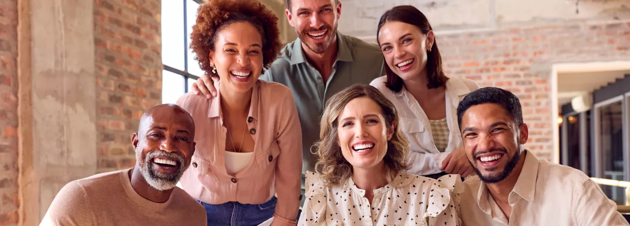 Equipe de trabalho trabalha feliz e unida porque a empresa se preocupa com a jornada de cada colaborador