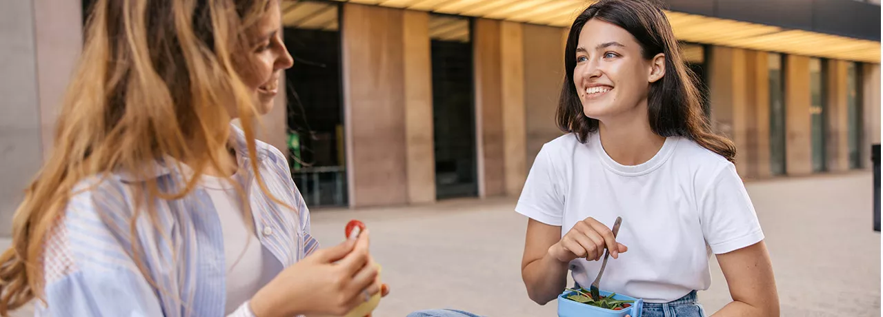 Colegas de trabalho fazem um almoço saudável usando seus benefícios do PAT