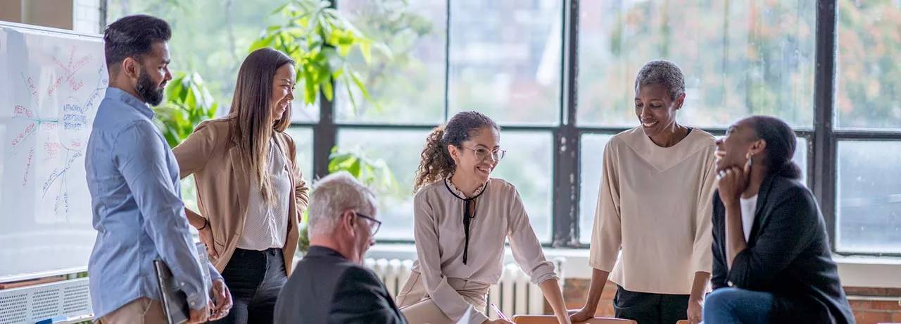 Grupo termina reunião de trabalho conversando sobre suas expectativas para o futuro