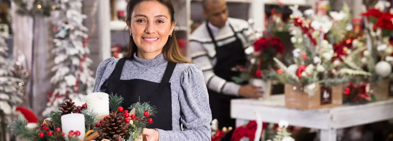 Comerciante prepara sua loja para o Natal. Veja nossas dicas para aproveitar datas comemorativas
