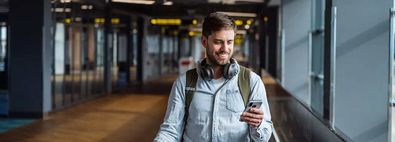 Colaborador faz curso online enquanto se prepara para uma viagem de negócios