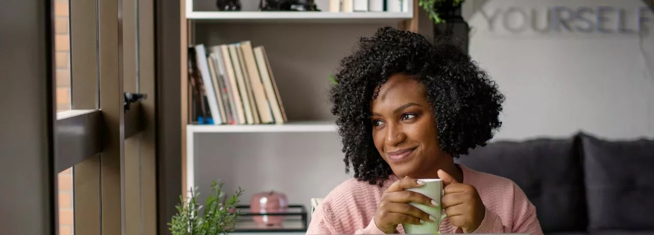 Mulher se sente melhor depois de uma sessão com psicólogo oferecida pela sua empresa