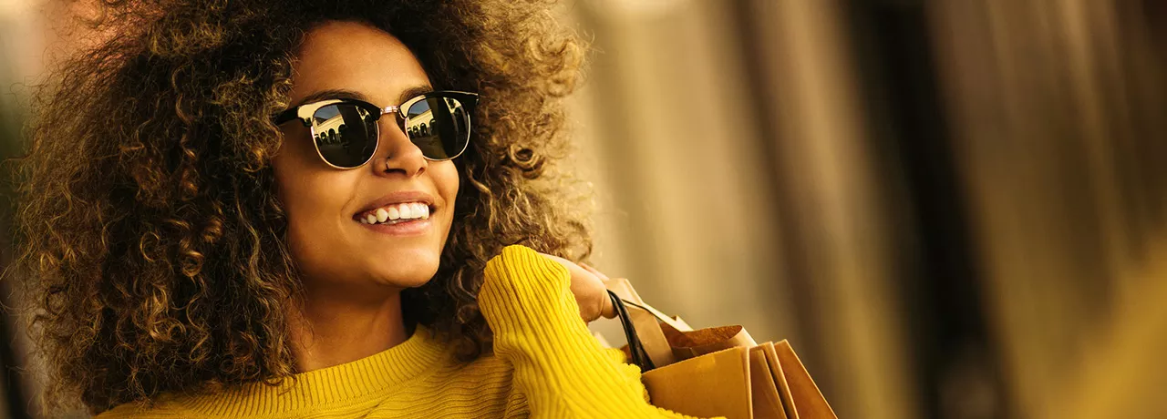 Colaboradora da empresa faz compras de Natal usando seu Pluxee Gift