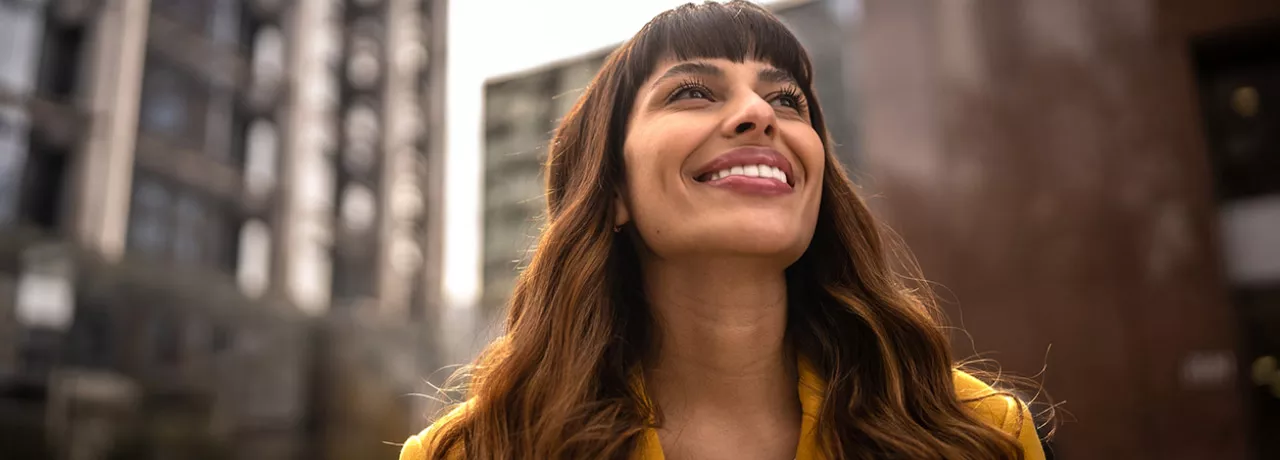 Mulher empreendedora fica feliz em pensar em todas as possibilidades que ela tem pela frente