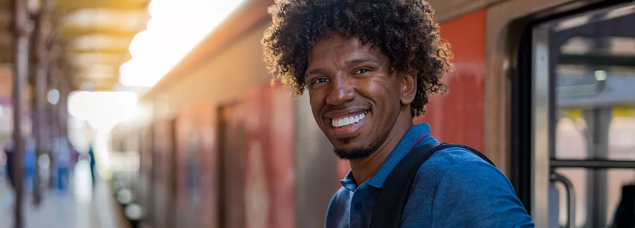 Jovem profissional utiliza o transporte público para ir ao trabalho