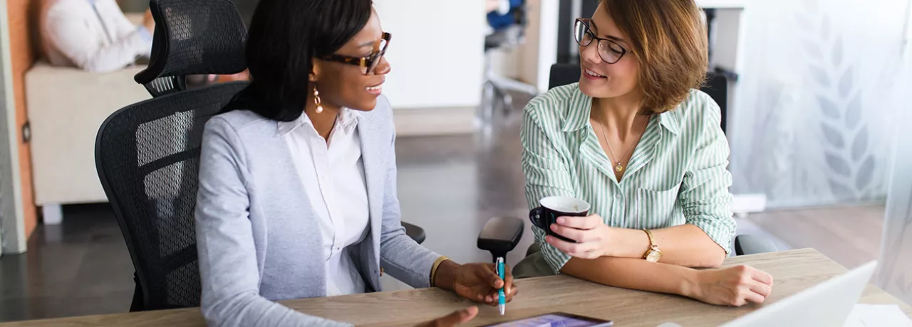 Duas profissionais de RH conversam sobre a operação de comunicação interna da companhia