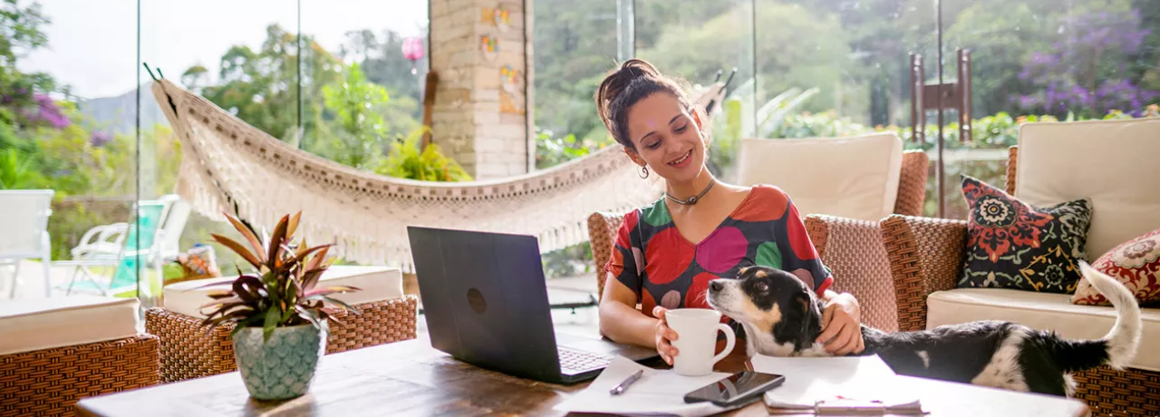 Jovem profissional trabalha de cada porque mudou para uma empresa mais flexível