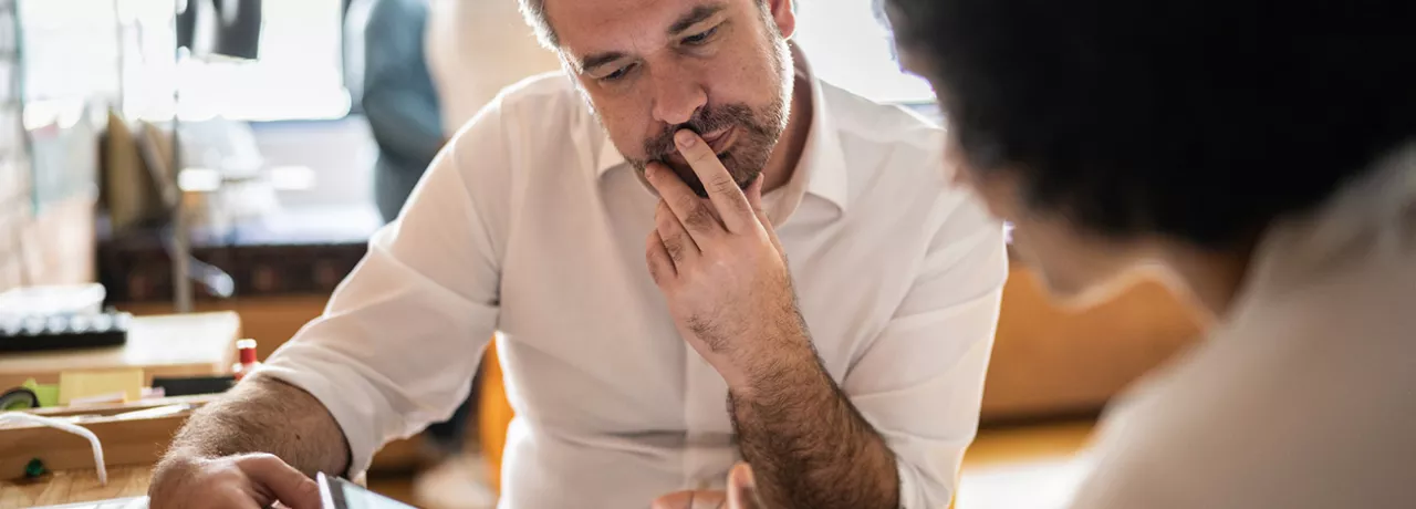 Colegas do RH trabalham em um processo de demissão por justa causa