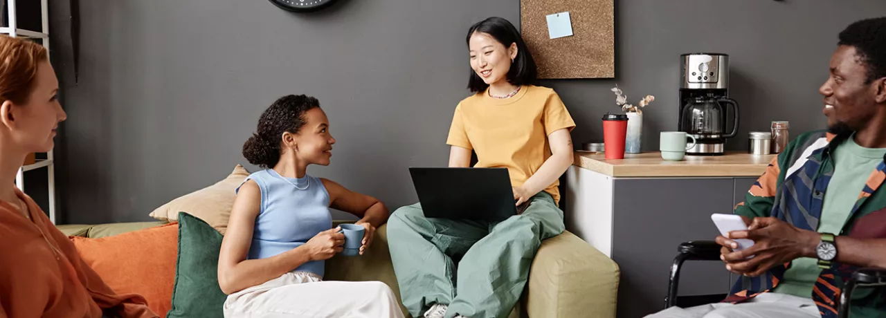 Profissionais de diferentes origens trabalham juntos em um espaço compartilhado