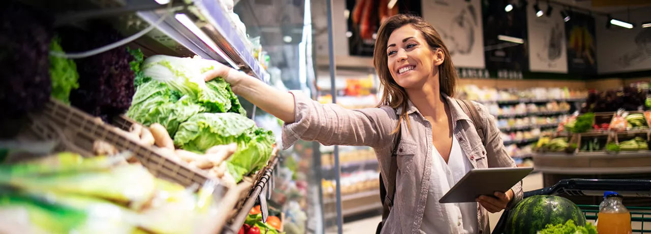 Mulher escolhe verduras no supermercado. Crédito - @aleksandarlittlewolf