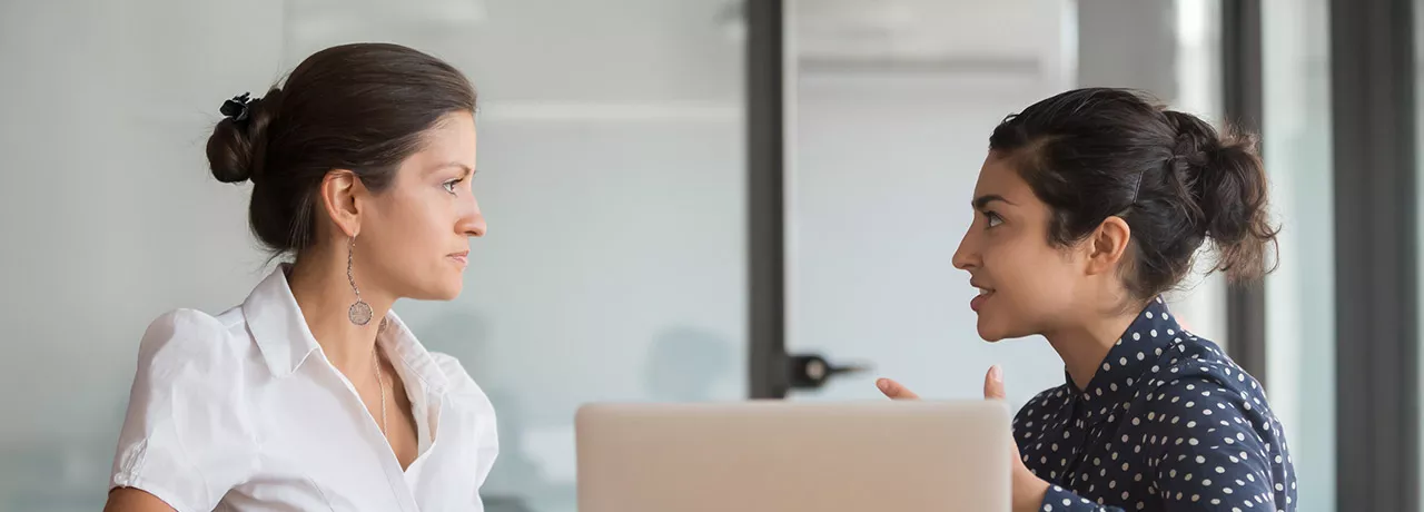 Gestora faz uma reunião individual com sua colaboradora para alinhar conceitos e tarefas