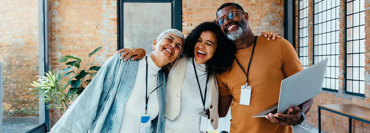Foto mostra colegas de trabalho felizes durante um dia na empresa