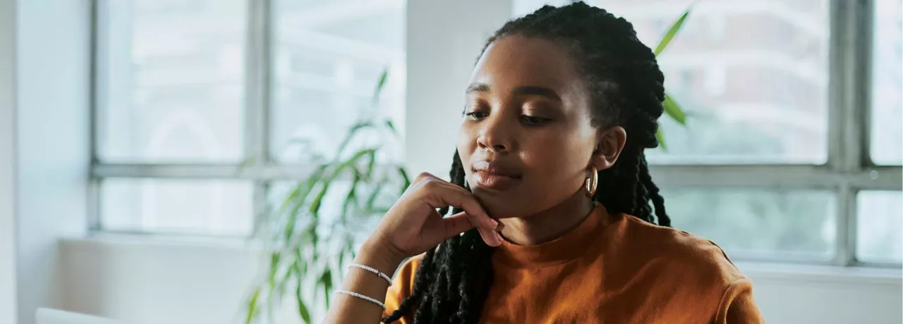 Jovem fica atenta para não cair em golpes ao usar seus benefícios