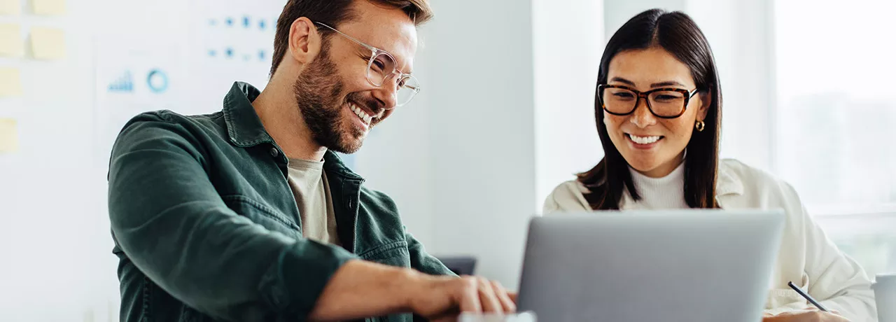 Colegas de trabalho conferem o banco de horas dos colaboradores