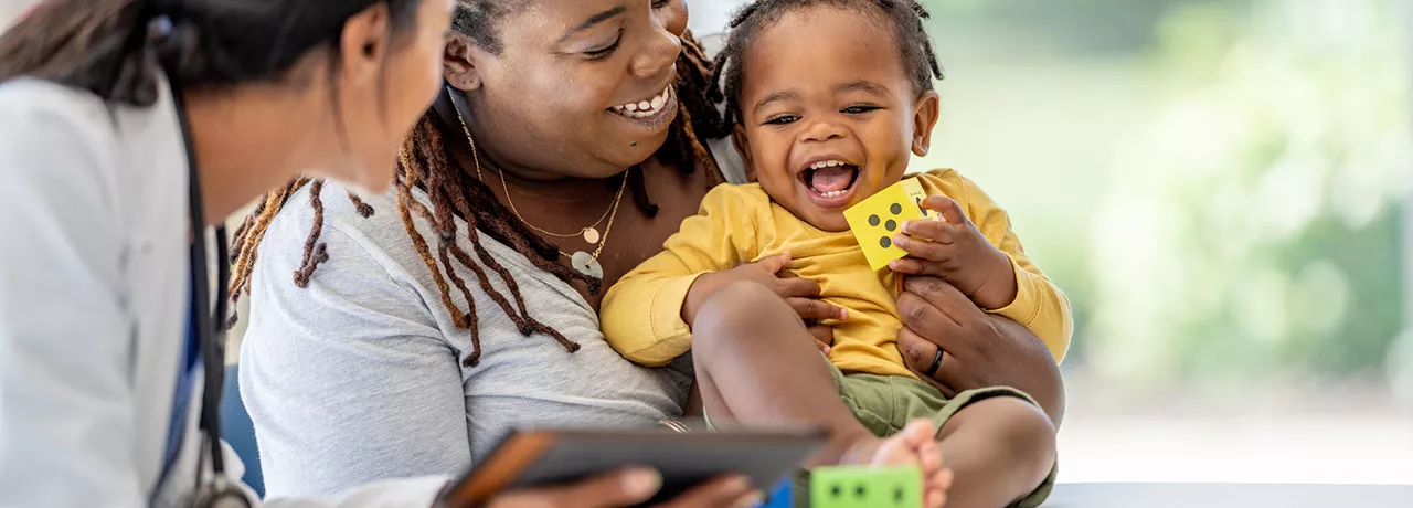 Mãe leva filho ao pediatra usando o plano de saúde da empresa