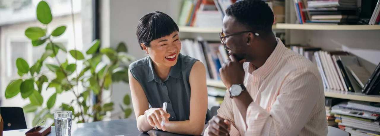 Colegas de trabalho conversam para resolver um problema com uma tarefa