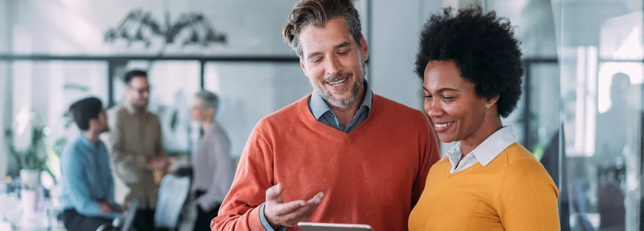 Colegas de trabalho conversam sobre uma tarefa