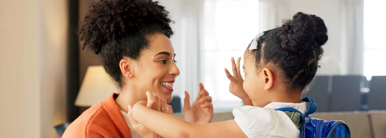 Mãe e filha se preparam animadas para o primeiro dia de aula