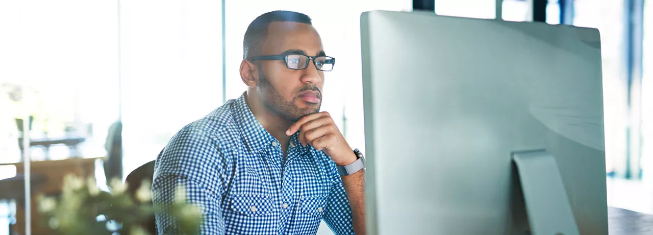 Foto mostra empresário concentrado na tela do computador