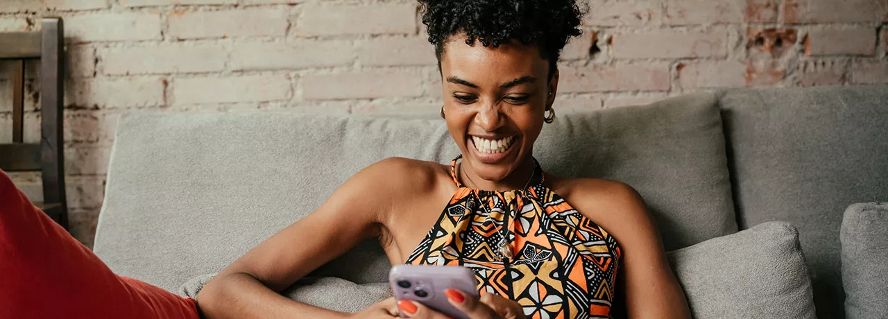 Foto mostra jovem utilizando recursos de Inteligência Artificial no seu smartphone