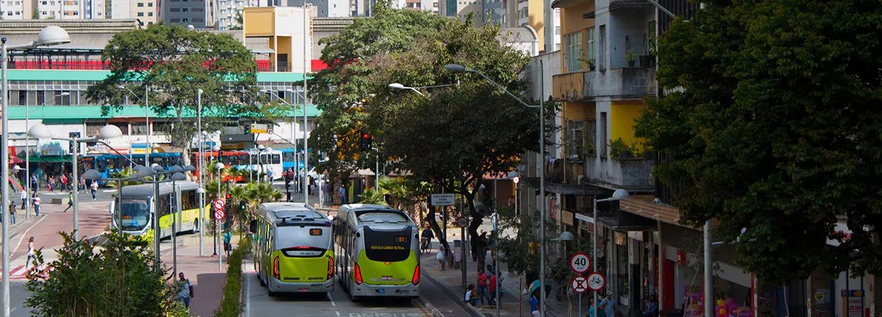 Foto mostra movimentação de ônibus na cidade de Belo Horizonte