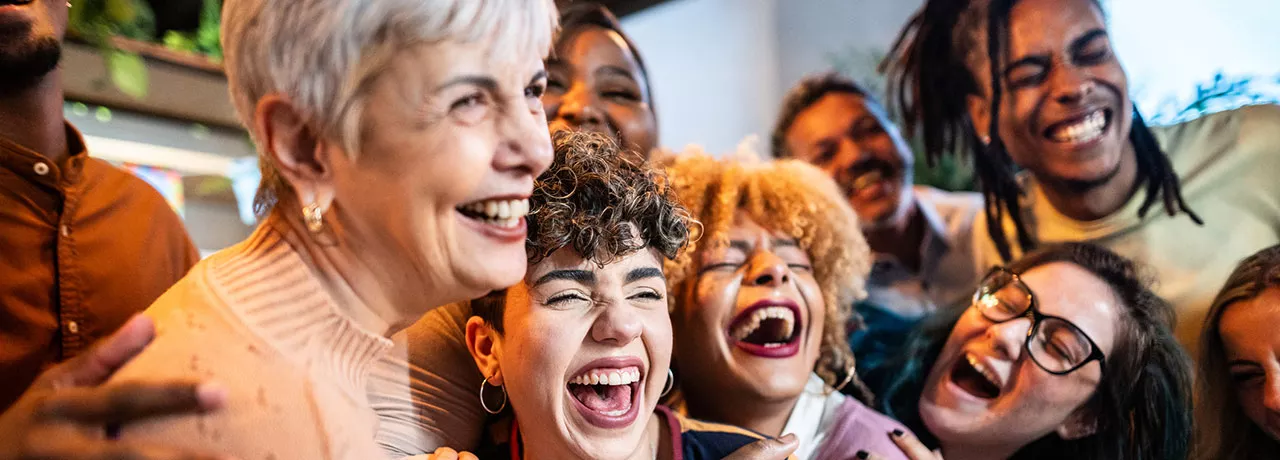 Foto mostra uma equipe se divertindo durante um evento no trabalho