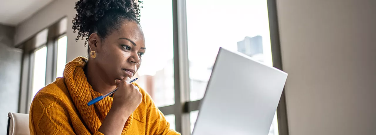 Profissional de RH analisa a rescisão de um contrato no seu computador