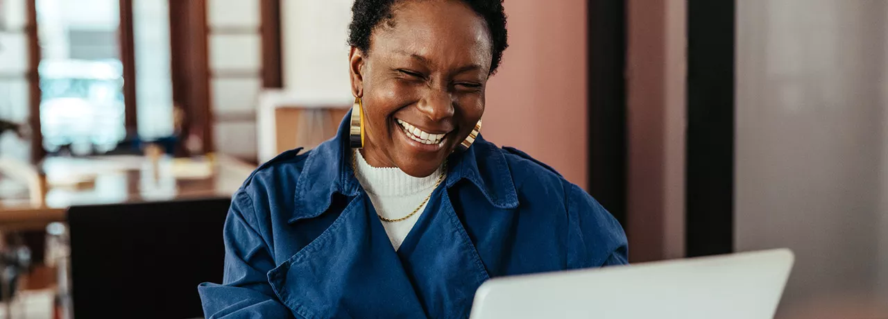 Profissional sorri durante o dia de trabalho