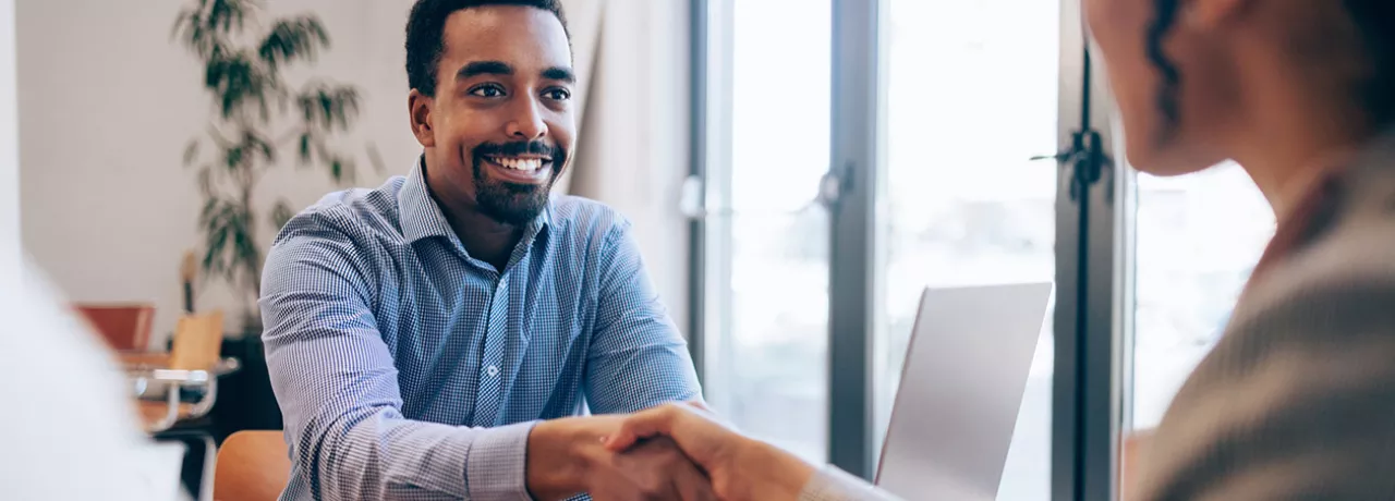 Profissional em busca de um emprego cumprimenta sua entrevistadora