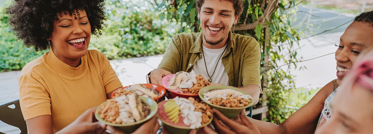 Amigos do trabalho se divertem durante um almoço de comida saudável