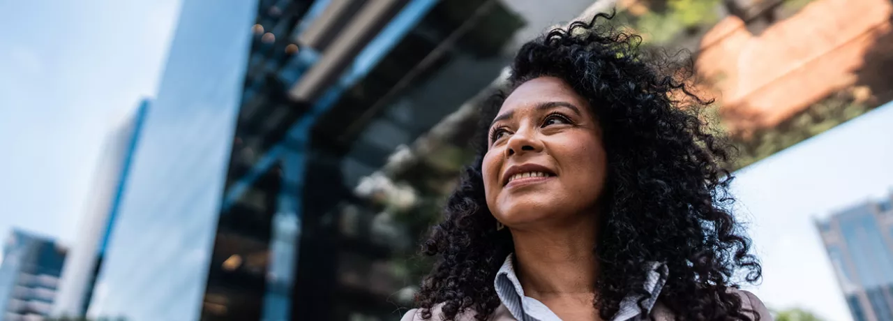 Empresária sorri olhando para o céu