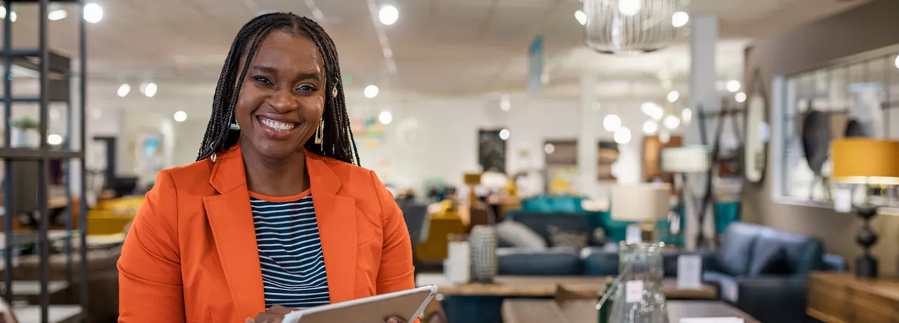 Gerente de loja de móveis sorri para a câmera