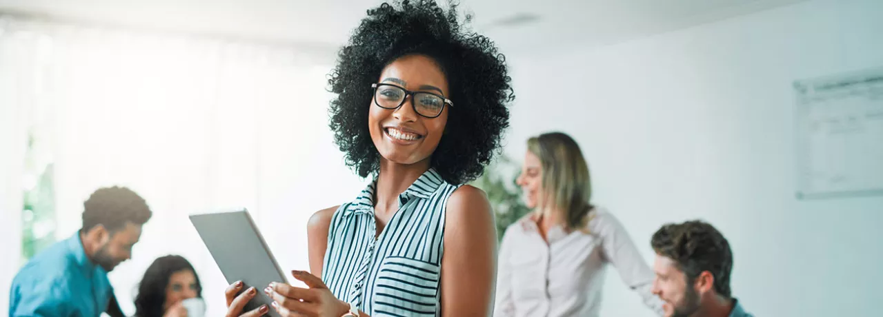 Gerente sai feliz de uma reunião com sua equipe