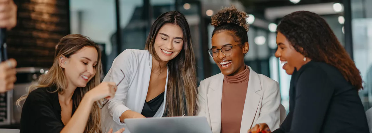 Quatro mulheres fazem uma reunião juntas no escritório