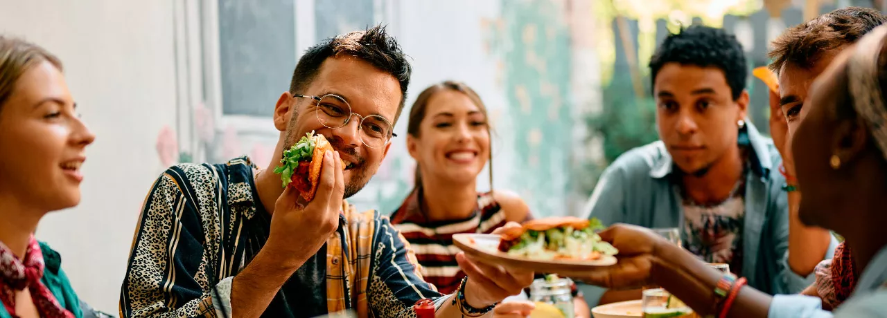 Grupo de amigos faz uma reunião saudável no intervalo do trabalho