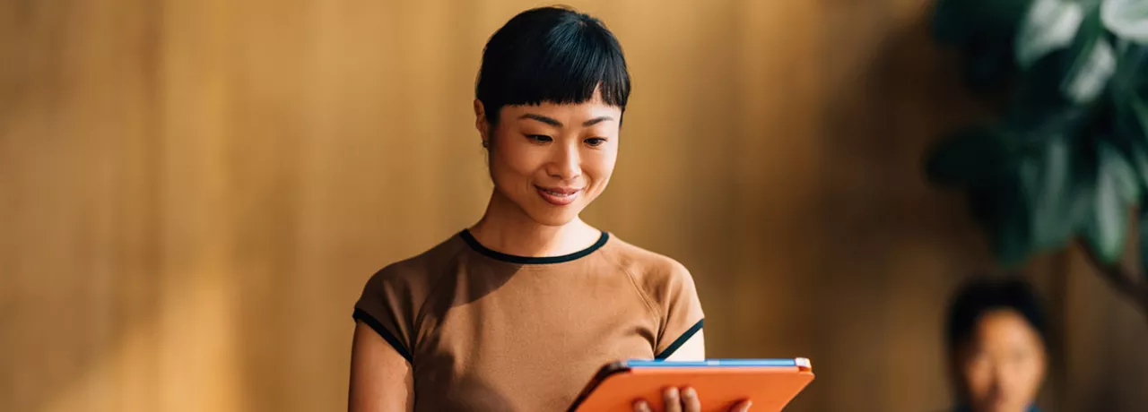 mulher com tablet na mão.