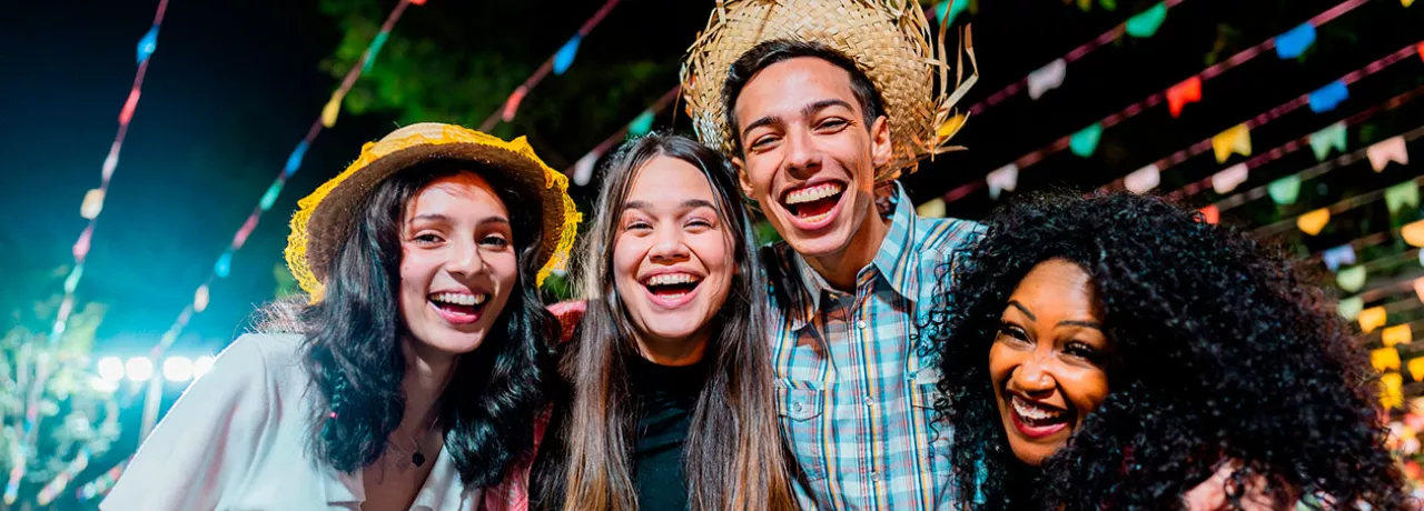 Amigos se divertem em uma festa junina
